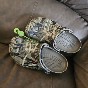 WOMEN'S CROCKS SIZE 6